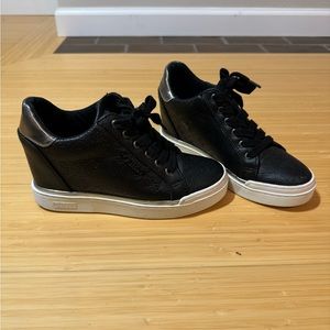 Womens Guess Flowurs Wedge Lace Up Sneakers, Black Multi Size 6